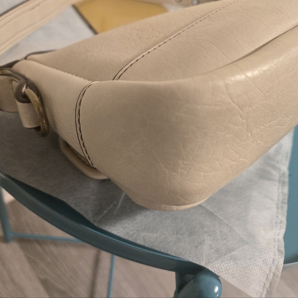 Elegant White Vegan Leather Shoulder Bag Brand is BILLIE VEROMCA - Picture 7 of 11